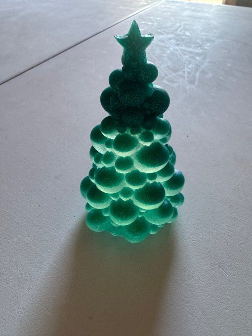 Sapin boule avec étoiles