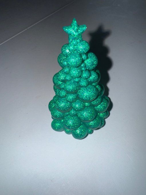 Sapin boule avec étoiles